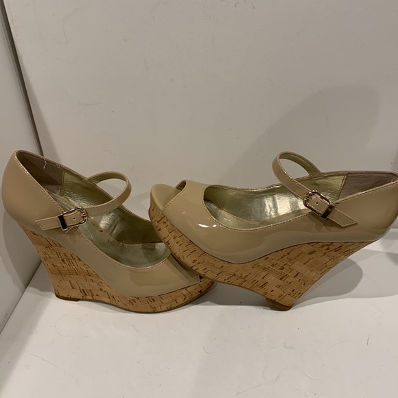 GUESS Nude Tan Platform Wedge Heel Patent Peep Toe Cork Sandal Ankle Strap - Picture 5 of 16